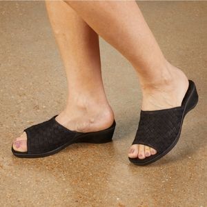 Size 8.5 Walking Cradles Slipon Shoes